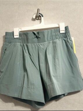 All in Motion Women’s Wide Leg High-Rise Shorts – Size Medium